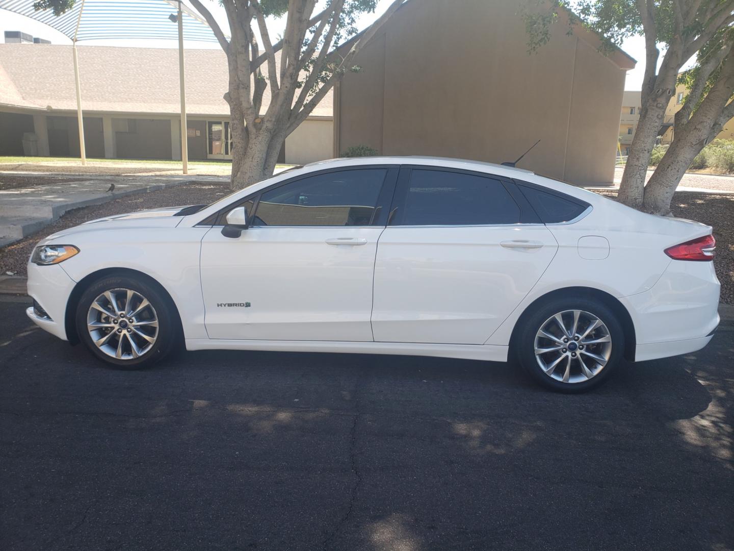 2017 WHITE /black Ford Fusion Hybrid SE hybrid (3FA6P0LUXHR) with an 2.4L L4 DOHC 16V engine, 6-Speed Automatic transmission, located at 323 E Dunlap Ave., Phoenix, AZ, 85020, (602) 331-9000, 33.567677, -112.069000 - Photo#6
